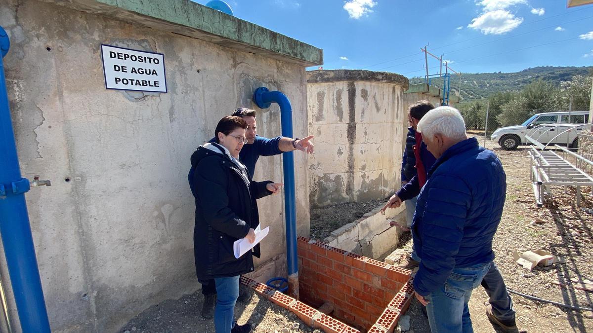 La alcaldesa de Fuente Tójar, con técnicos en una visita al depósito de agua.