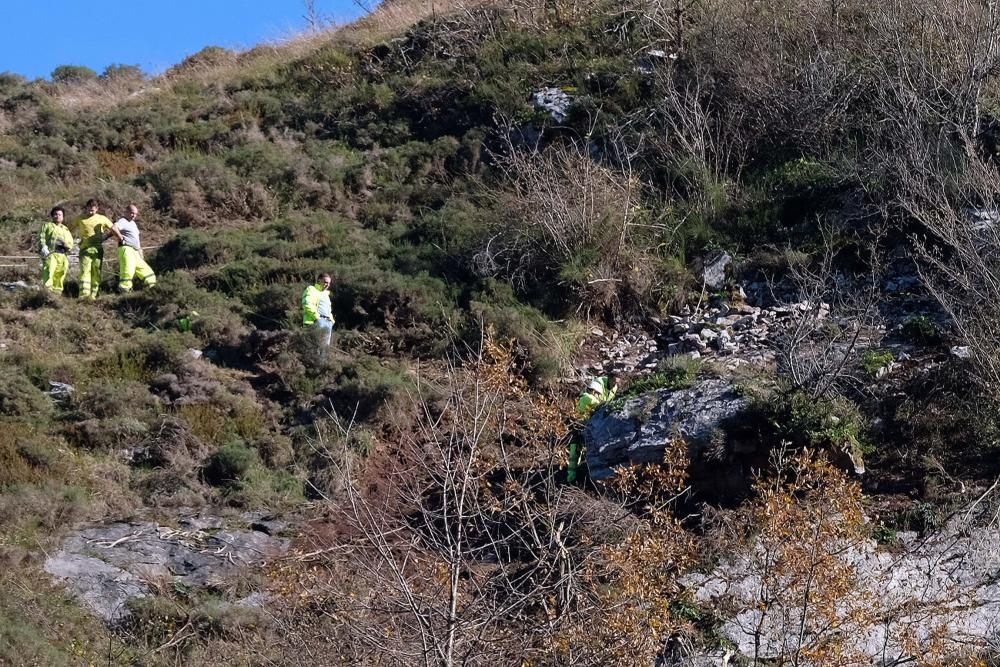 Técnicos del ADIF en labores en Pajares ante el riesgo de derrumbe sobre las vías