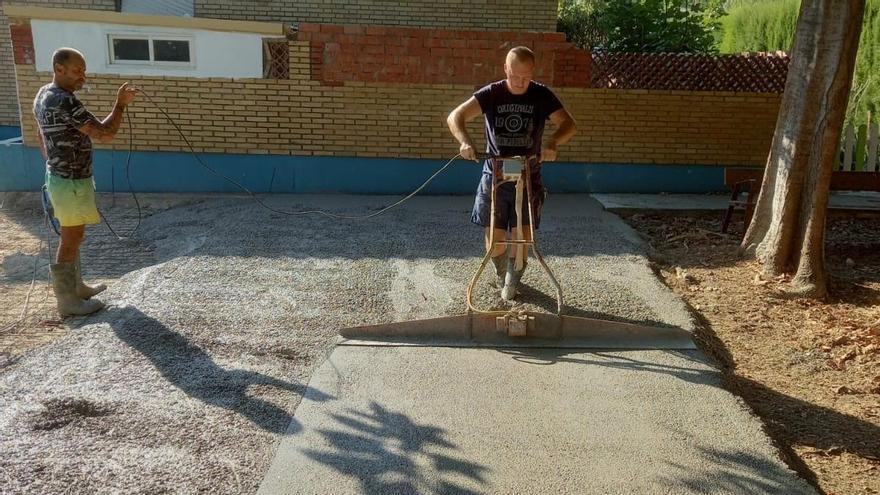 Obras de pavimentación en centros educativos de Oliva.