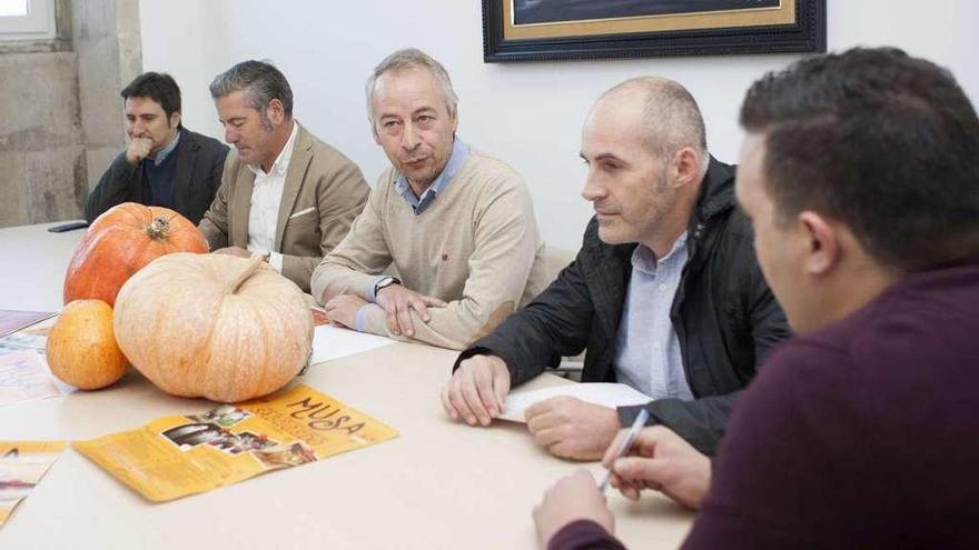 Sanmartín, Cabada, Constenla, Bazal y Agrelo, ayer, presentando el cartel de la MUSA. // Bernabé / Ana Agra