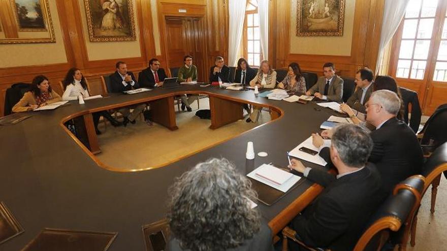 Imagen de la reunión de la Mesa del Agua reunida en Marbella.