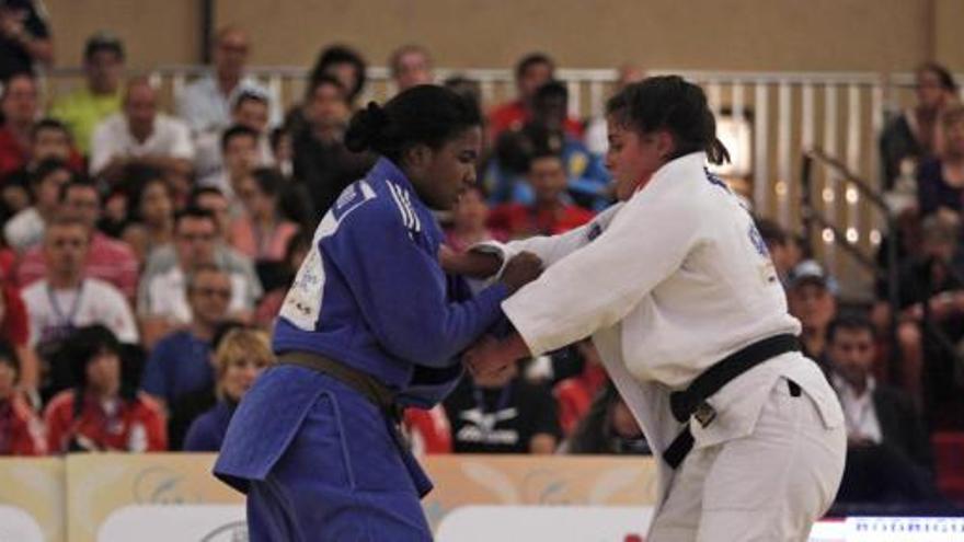 Sara Rodríguez, de blanco, en la pelea por la medalla de bronce