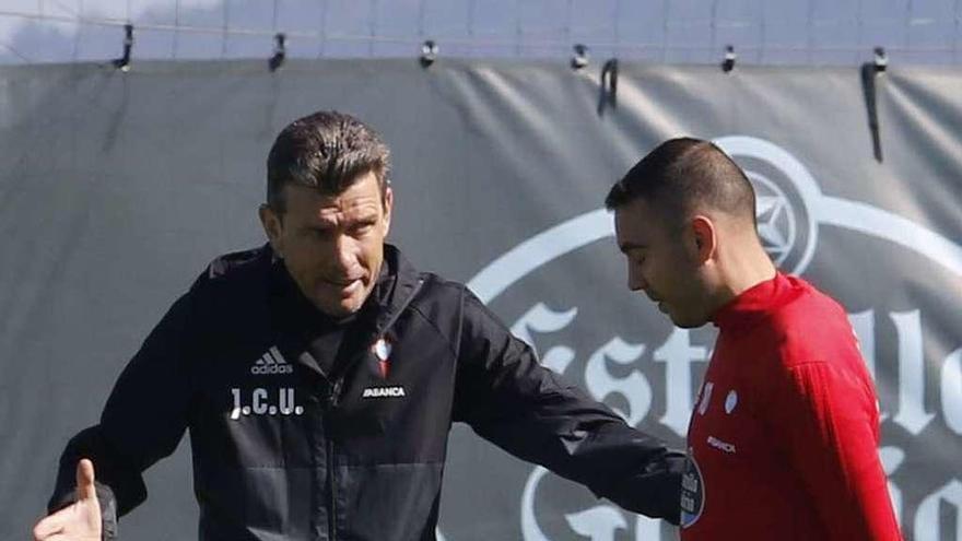 Iago Aspas atiende las explicaciones de Unzué, en el entrenamiento de ayer en A Madroa. // Alba Villar