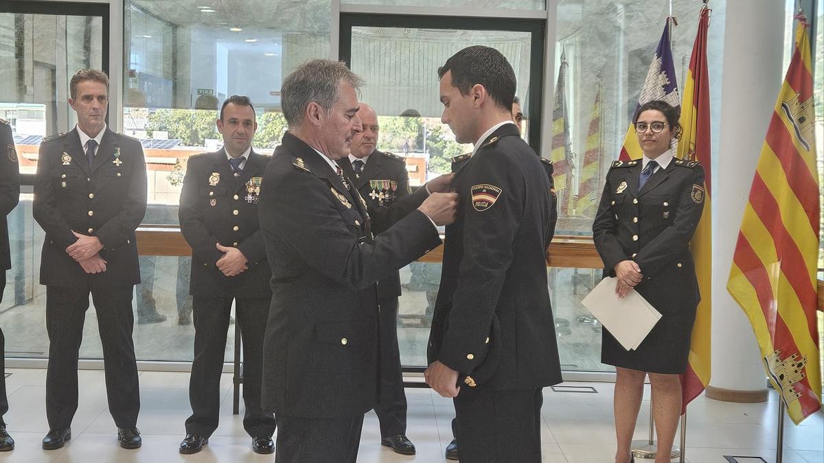 El comisario condecora al agente