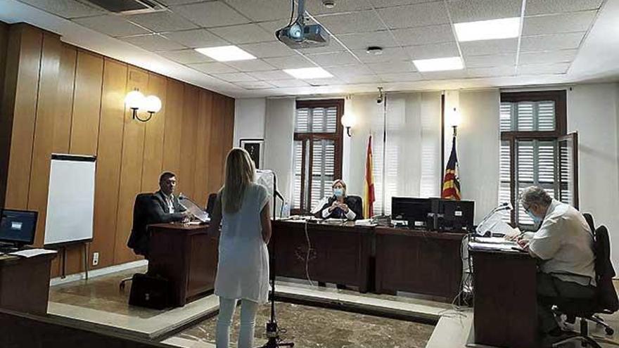 La mujer condenada, ayer durante el juicio celebrado en Palma, donde admitió los hechos.