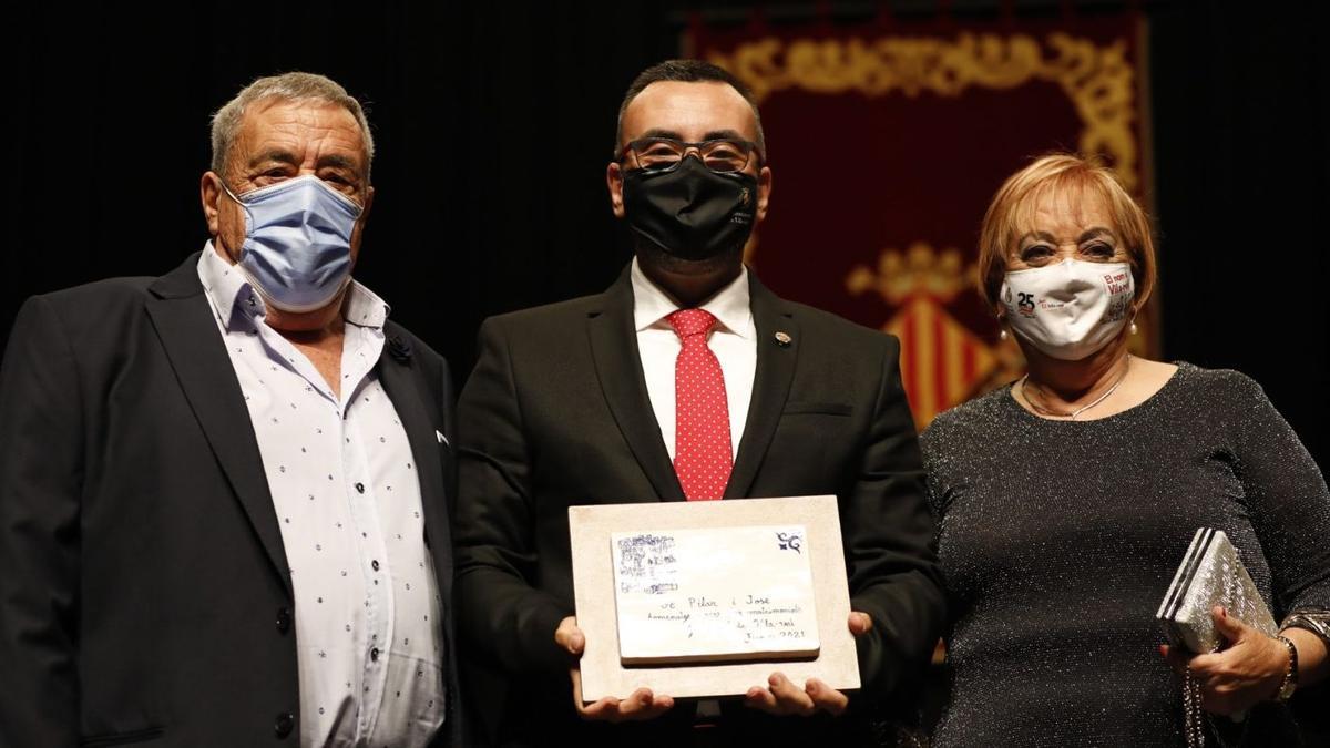 Imagen del 2021 con el alcalde Benlloch junto a su padre Pepe y su madre Pilar, en el homenaje a l as parejas que en el 2020 celebraron sus bodas de oro matrimoniales.