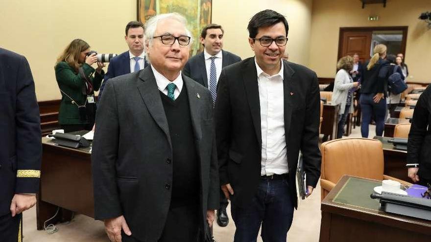 Manuel Castells y Gerardo Pisarello, secretario primero del grupo de En Comú Podem. // Europa Press