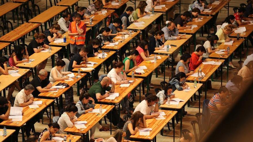 Participantes en un examen de oposición a la Xunta.