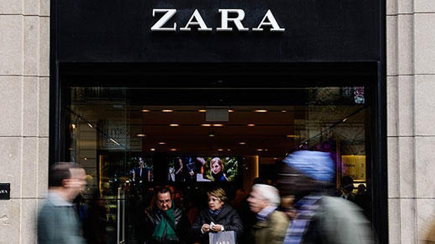 Clientes en una tienda de Zara en Barcelona.