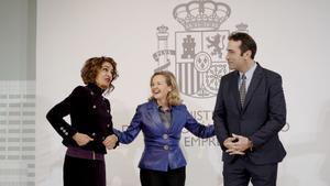 La vicepresidenta primera y ministra de Hacienda, María Jesús Montero, la ex ministra de Economía, Comercio y Empresa, Nadia Calviño, y el recién nombrado ministro de Economía, Comercio y Empresa, Carlos Cuerpo, durante el traspaso de carteras.