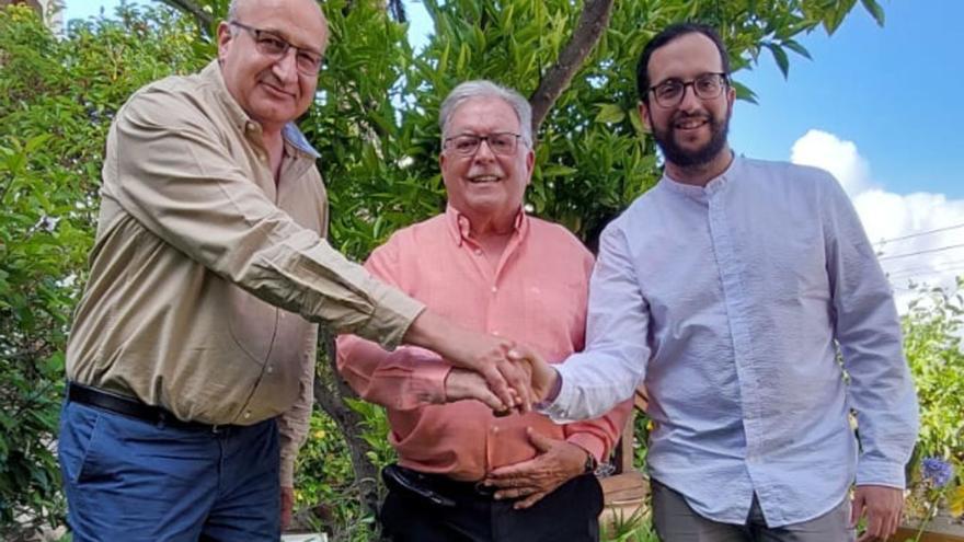 José Armengol (Ando Sataute), José Miguel Bravo de Laguna (UxGC) y Carlos Carrión (PSOE), se saludan tras el acuerdo de gobierno en Santa Brígida . | | LP/DLP