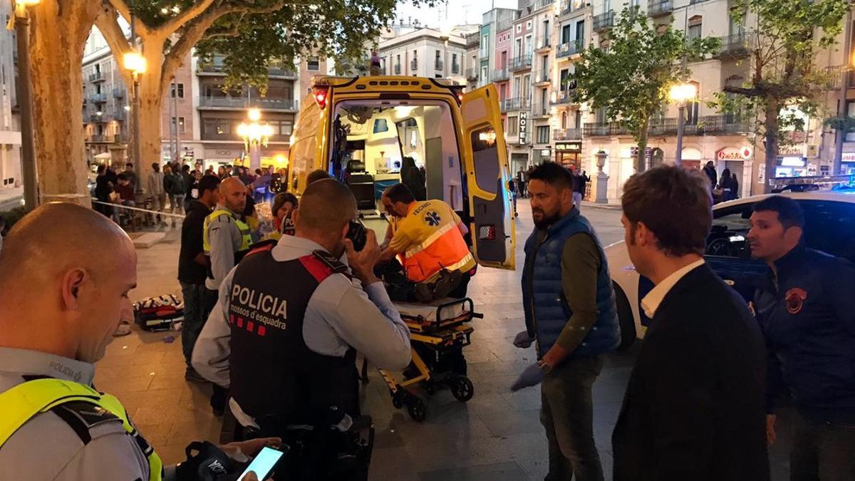 Efectivos policiales y médicos en la Rambla de Figueres, tras la agresión.