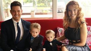 Michael Bublé y Lusiana Lopilato posan con sus dos hijos.