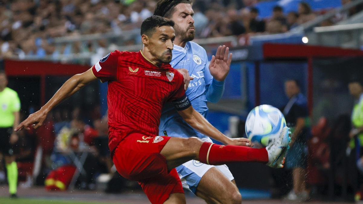 Jesús Navas despeja ante Grealish, en la final entre Sevilla y Manchester City
