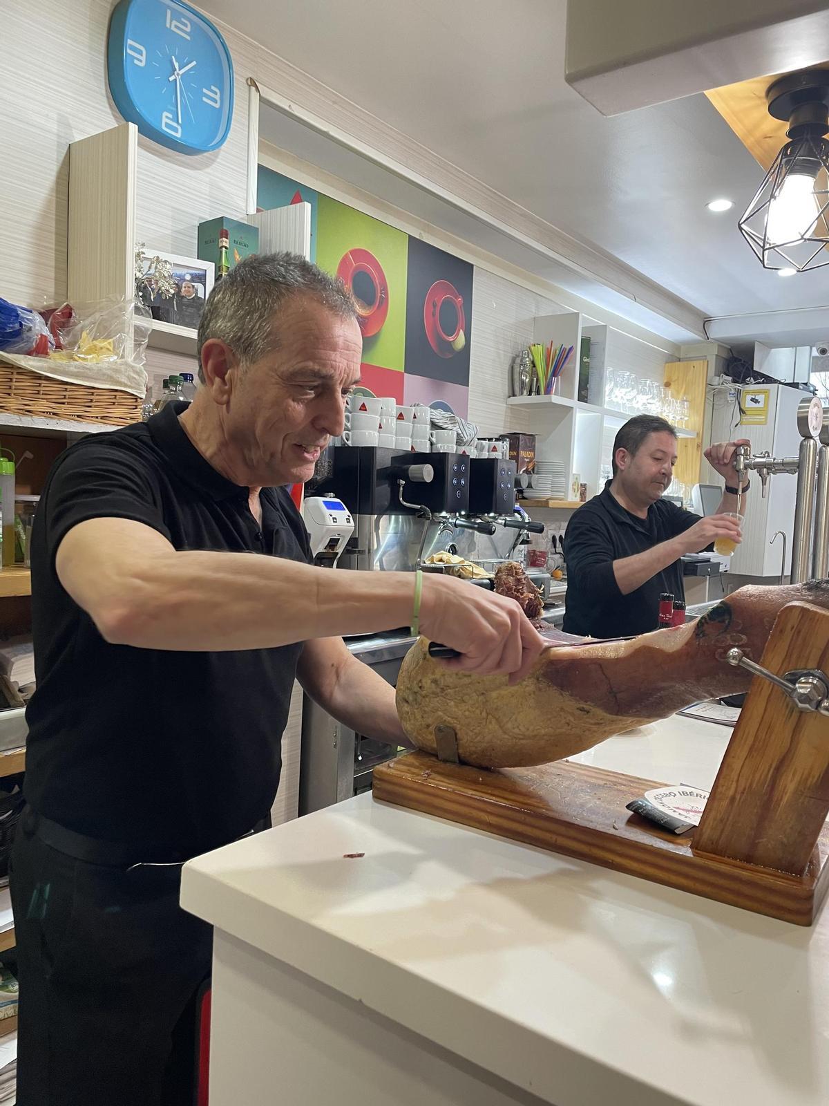 Beni y Ale, detrás de la barra del Tristana.