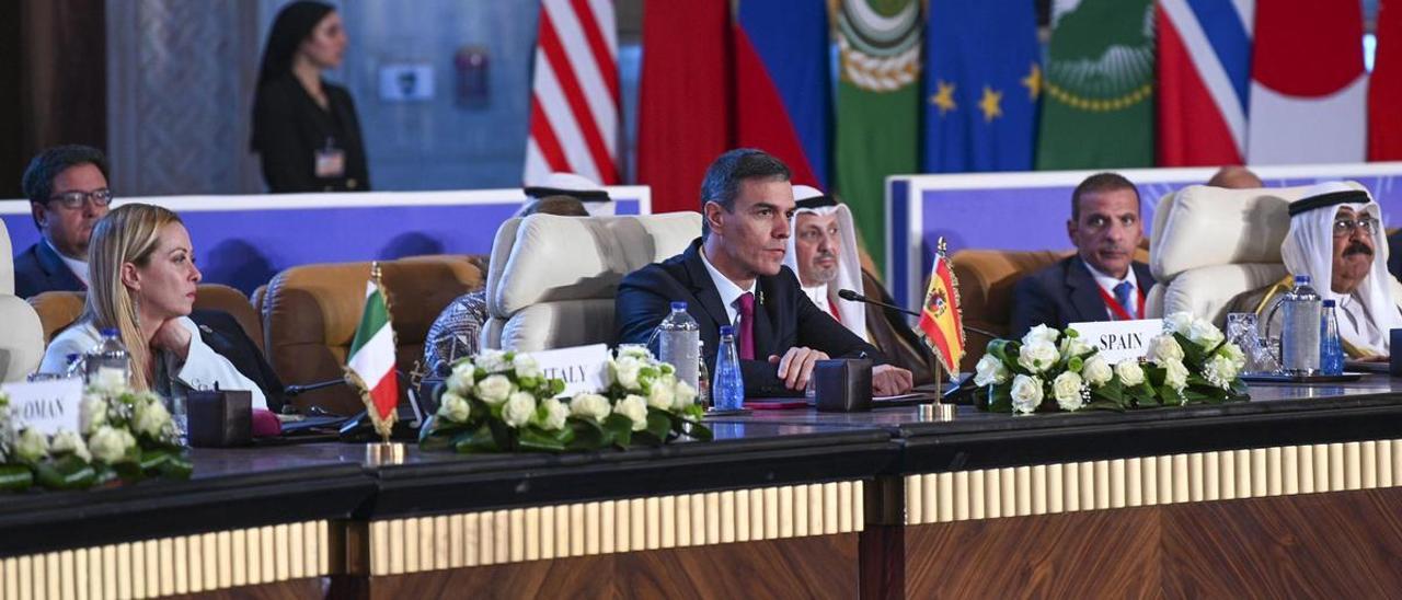 El presidente del Gobierno, Pedro Sánchez, participa en la Cumbre de la Paz de El Cairo