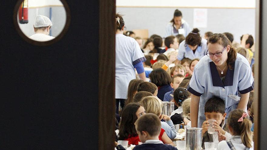 Escolares almuerza en el comedor de un colegio de Málaga.