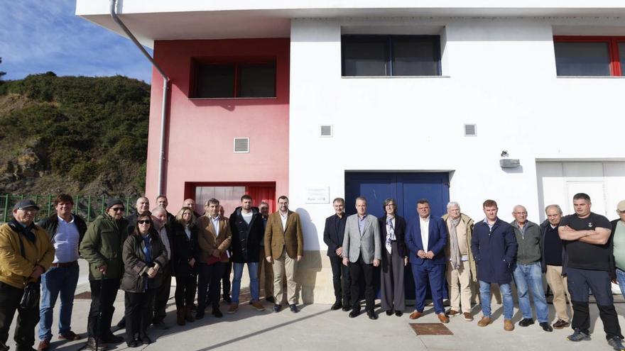 Foto de familia ante la placa que anuncia las nuevas obras ejecutadas en el muelle del Gayo.  | LUISMA MURIAS