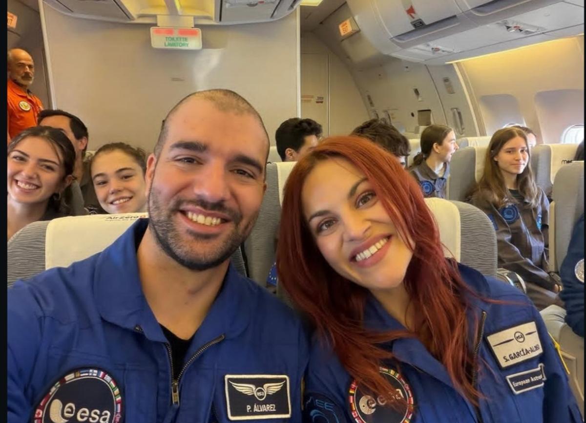 Elena Bahamonde (izquierda) detrás de los astronautas españoles. Elena Bahamonde (izquierda) detrás de los astronautas españoles.