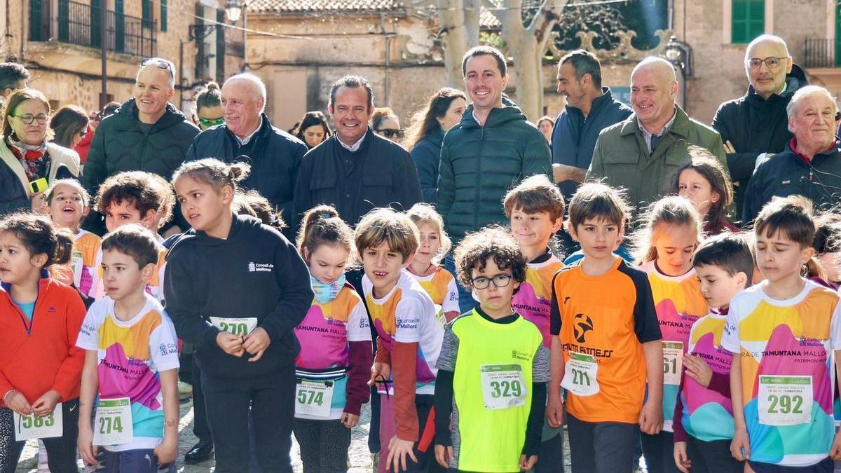 Los representantes del Consell, junto a un grupo de niños que esperan la salida de su prueba