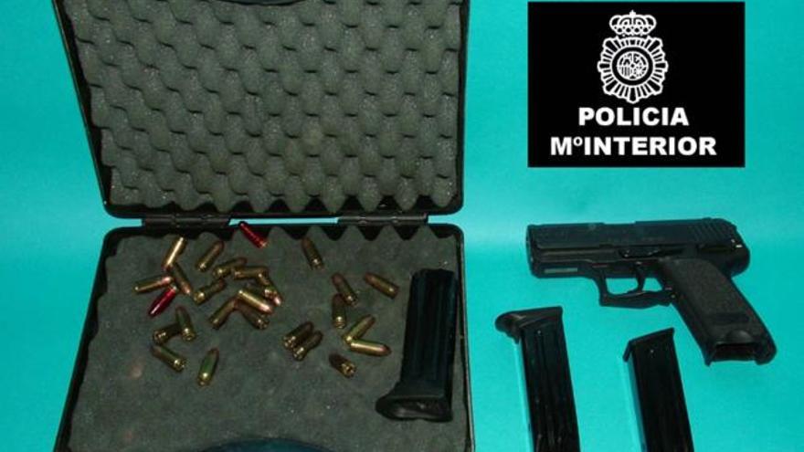 El arma de fuego real incautada por la Policía, una pistola HK semiautomática de 9 milímetros.