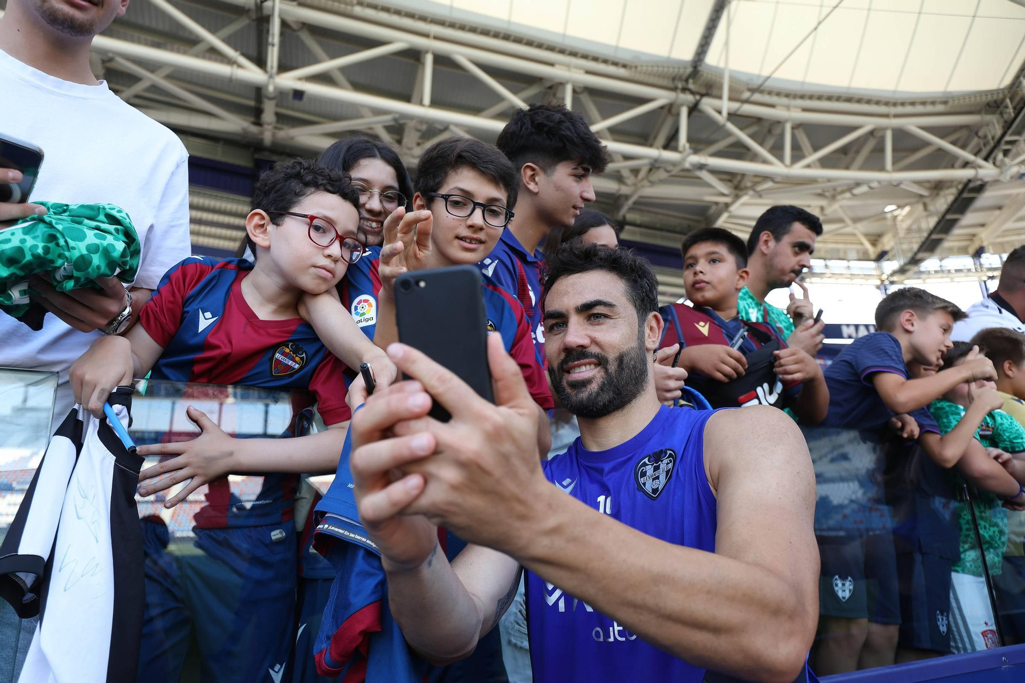 Ambiente de Primera en el entrenamiento a puertas abiertas