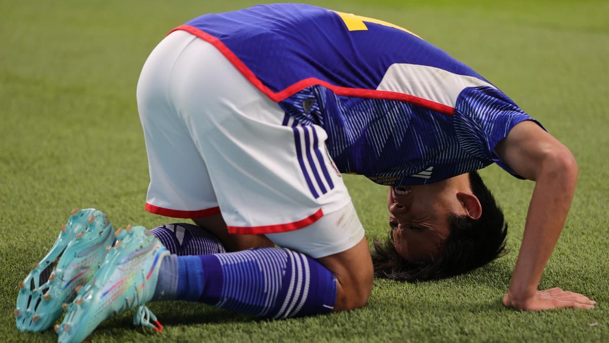 Take Kubo se lamenta sobre el césped