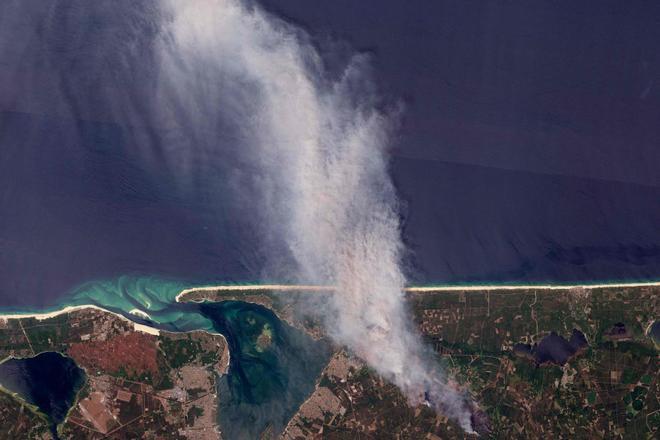 Cerca de 44.000 personas han sido evacuadas y cientos escapan en barco de la turística península de Cap-Ferret, rodeada por las llamas, y otros 23.000 vecinos han tenido que desalojar sus casas en las Landas.