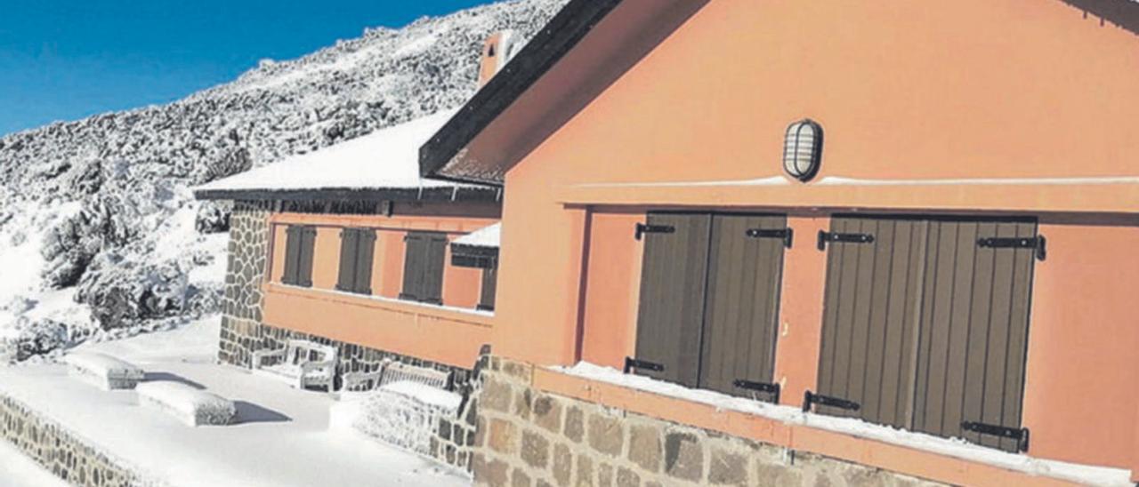 El Refugio de Altavista en el Teide, en una imagen de archivo tomada durante una nevada.