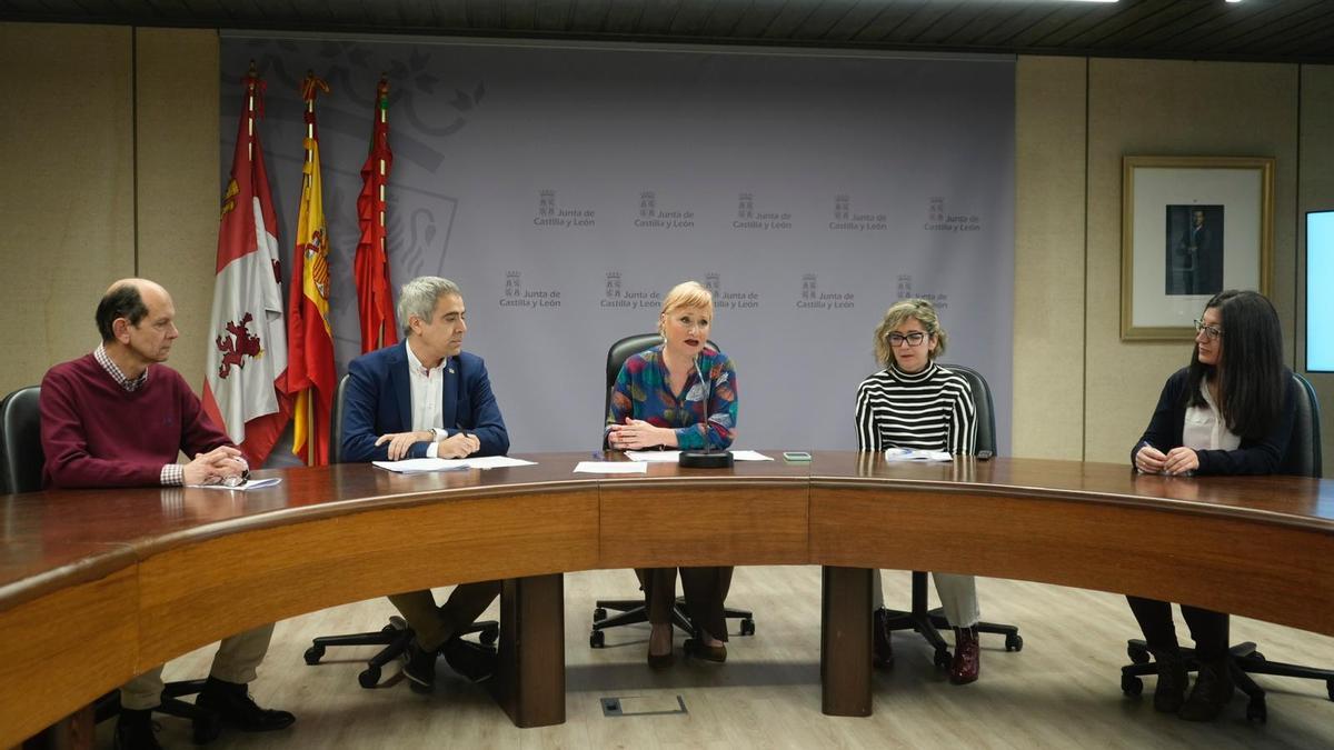 Leticia García, en el centro, presenta el balance sobre las ayudas silvopastorales concedidas por la Junta