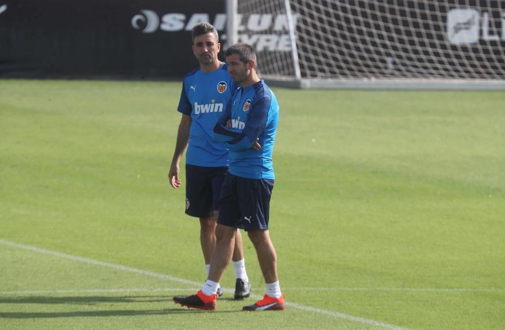 Anil Murthy, atento al entrenamiento del Valencia