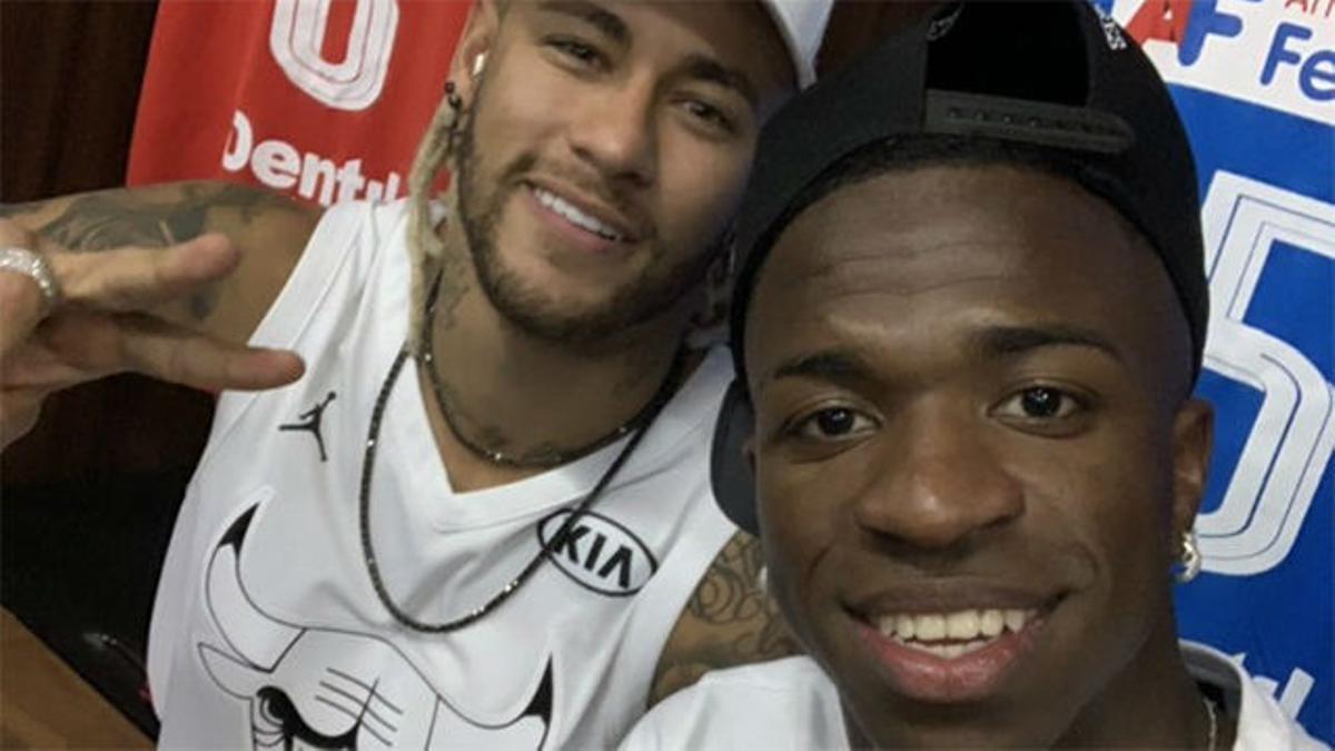 Neymar y Vinicius se lo pasan en grande cantando 'Atrasadinha'