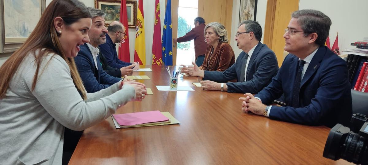 Encuentro entre los representantes de HoyTú y al alcalde de Murcia, José Ballesta y varios ediles