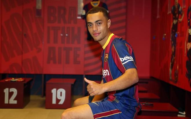 Las imágenes de la presentación oficial de Sergiño Dest en el Camp Nou.