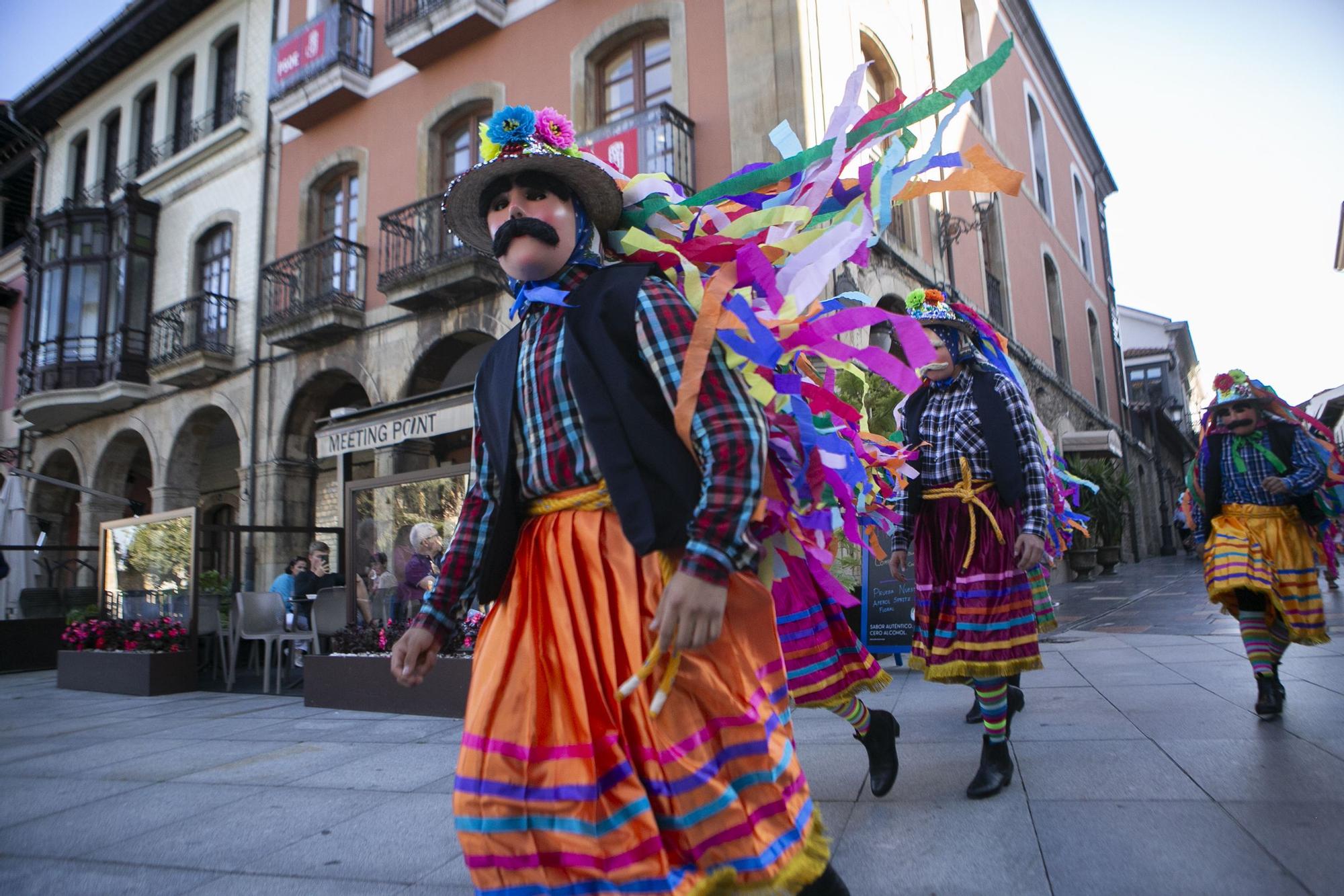 El festival de música y danzas populares llena las calles de Avilés de color