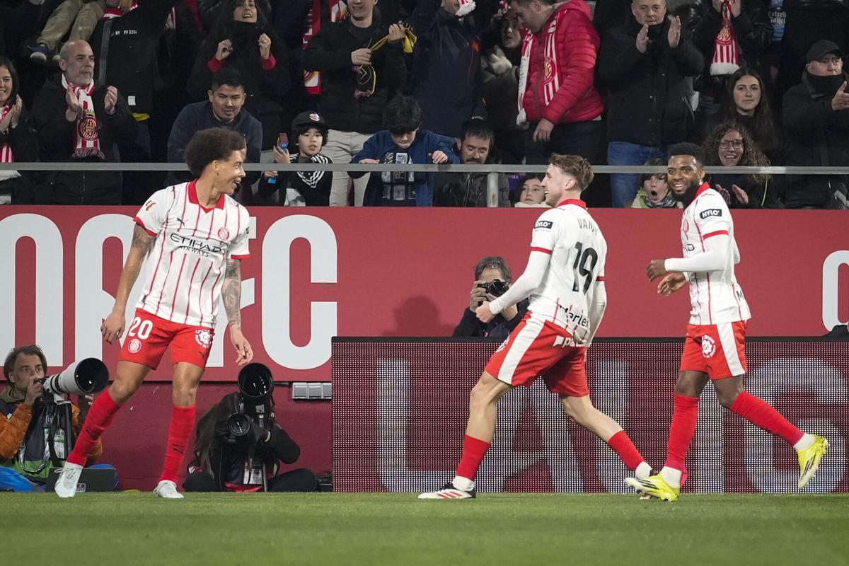 El delantero del Girona Vladyslav Vanat (c) celebra tras marcar ante el Celta, del Girona, durante el partido de LaLiga de fútbol que Girona FC y Celta de Vigo disputan en el estadio municipal de Montilivi. EFE/David Borrat. (Girona) (celta)