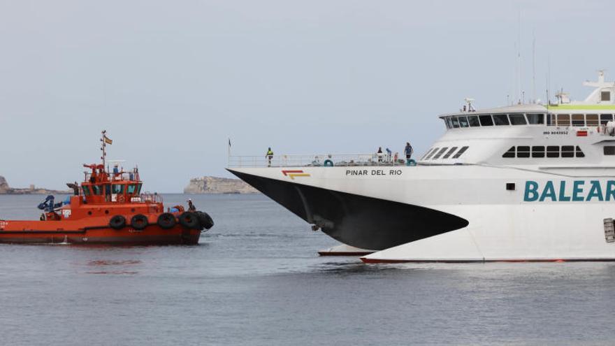 Instantes después de que un remolcador desencallara el catamarán «Pinar del Río».  vicent marí