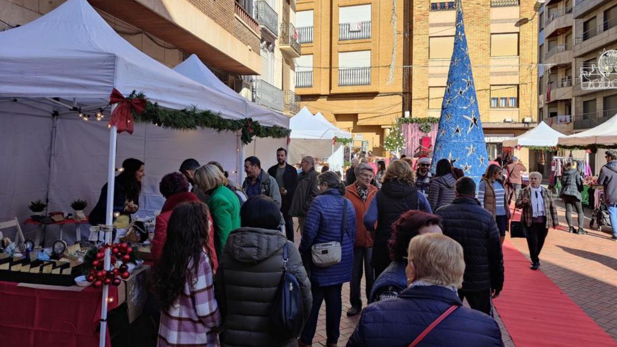 L’Alcora vivió ayer un día muy festivo con el Mercat de Nadal.  | JAVIER NOMDEDEU