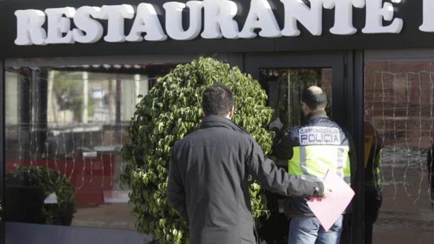 Polizisten entfernten am Donnerstagmittag die Versiegelung.