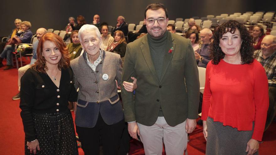 Por la izquierda, Patricia Martínez, Carmen Suárez, Adrián Barbón y Begoña Collado, ayer, en el Club LA NUEVA ESPAÑA.  | IRMA COLLÍN
