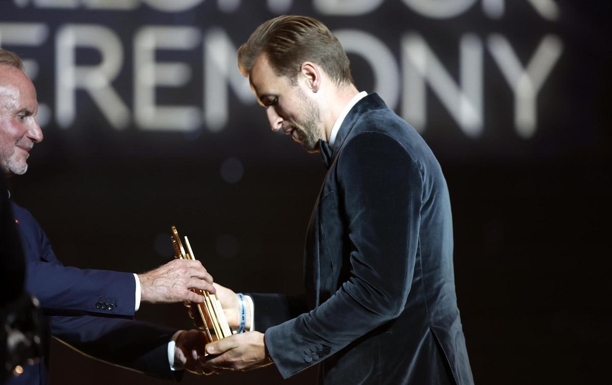 Harry Kane recibe el trofeo Gerd Müller al máximo artillero en la Gala Balón de Oro 2024. Harry Kane recibe el trofeo Gerd Müller al máximo artillero en la Gala Balón de Oro 2024.