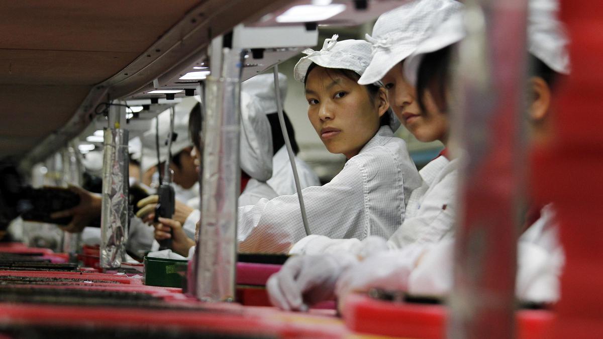 Trabajadoras de la fábrica de Foxconn, subcontratista de Apple, en Zhengzhou (China).