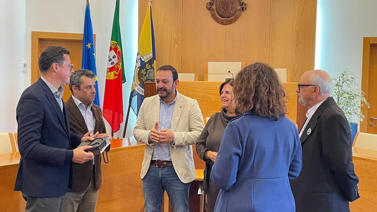 El Alcalde, en el centro, junto a responsables públicos portugueses. A su derecha, el director de Relaciones Institucionales de Hunosa, Gustavo Martínez Pañeda.