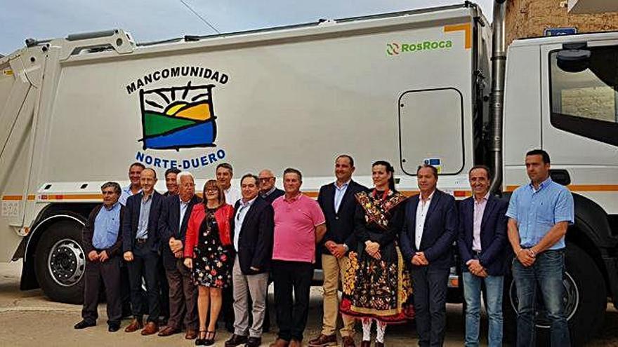 Alcaldes y concejales de la Mancomunidad Norte-Duero junto al nuevo camión de recogida de basura.