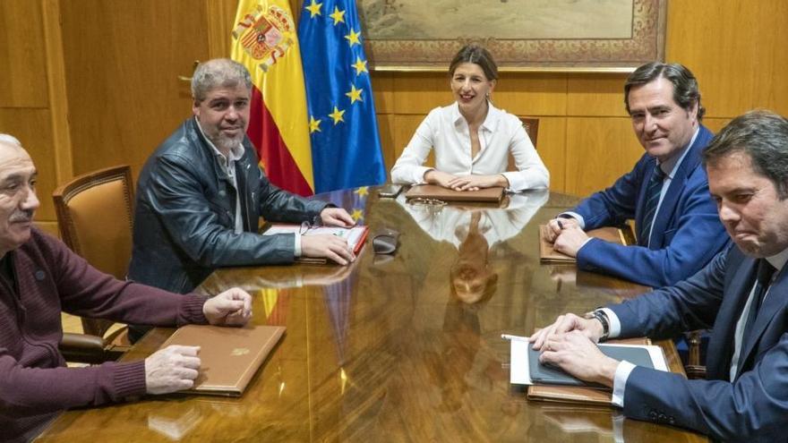 La ministra de Treball amb representants dels sindicats i de la CEOE, en una trobada a principis d&#039;any |