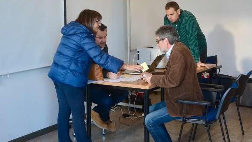 Vecinos que acudieron ayer al Pazo da Cultura. // Rafa Vázquez