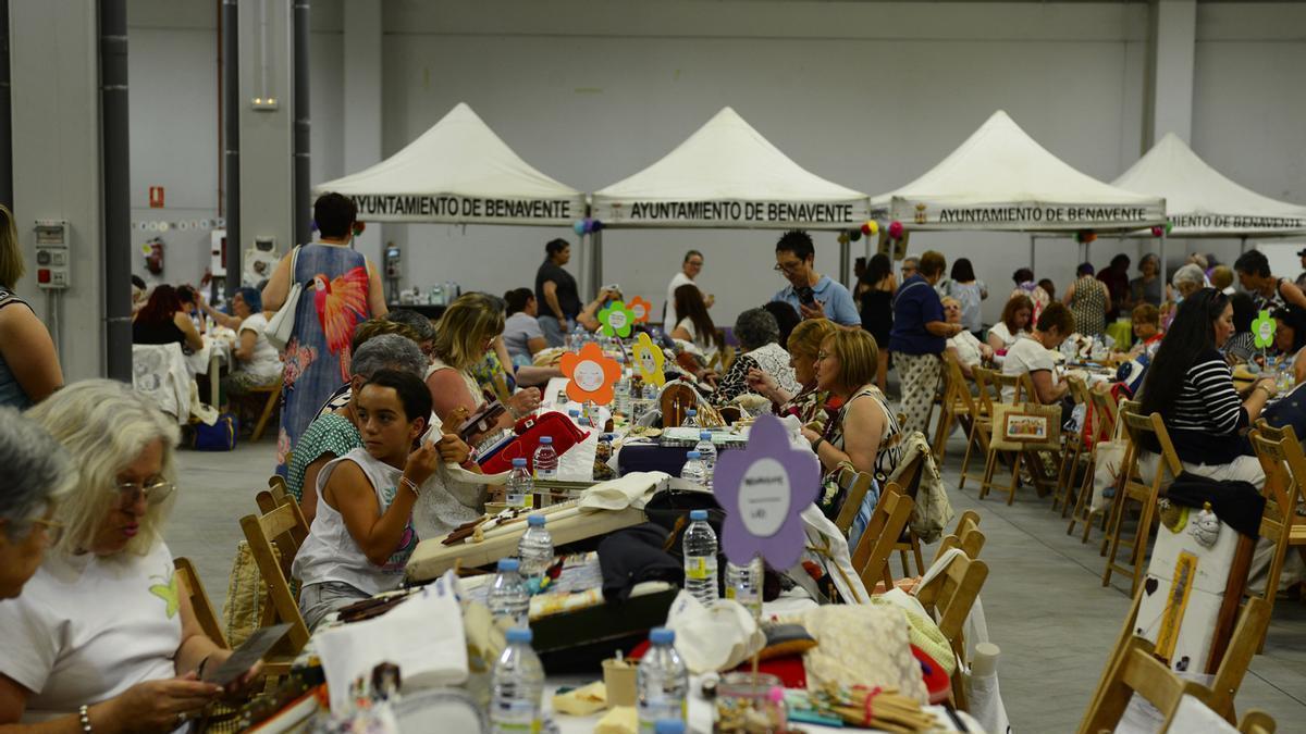 VIDEO | La tradición del encaje y el sonido de los bolillos llena el Centro de Negocios de Benavente