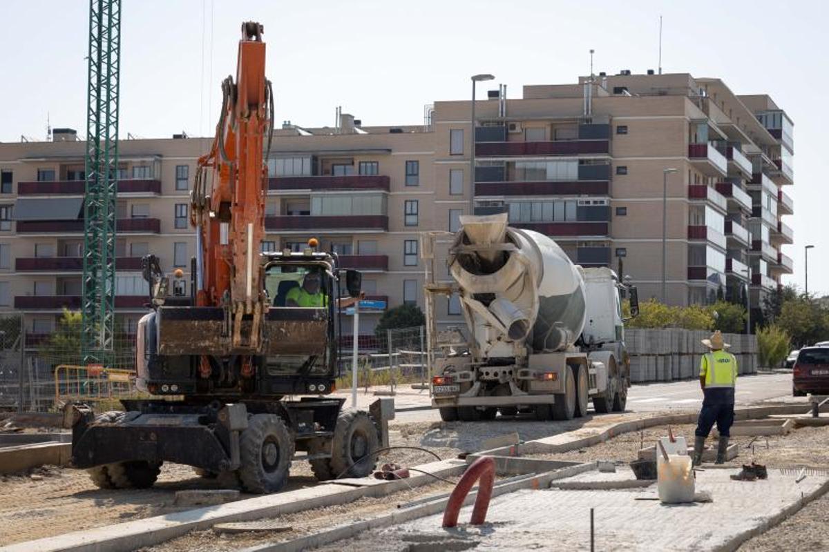 Maquinaria y operarios trabajando en la nueva urbanización de Arcosur, esta semana.