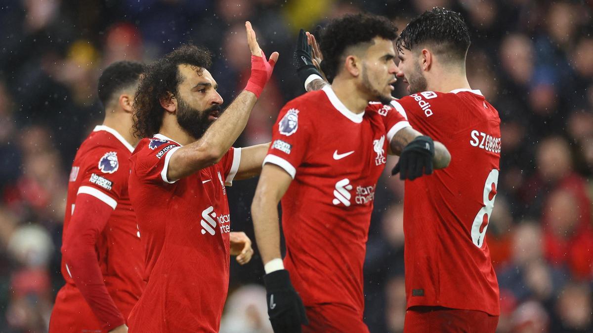 Salah celebra con sus compañeros el 1-0 del Liverpool al Newcastle en Anfield.
