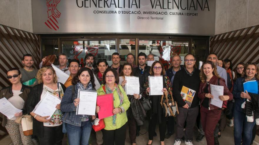 Los directores ante la sede de Educación